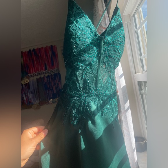 PROM DRESS - Picture 3 of 7